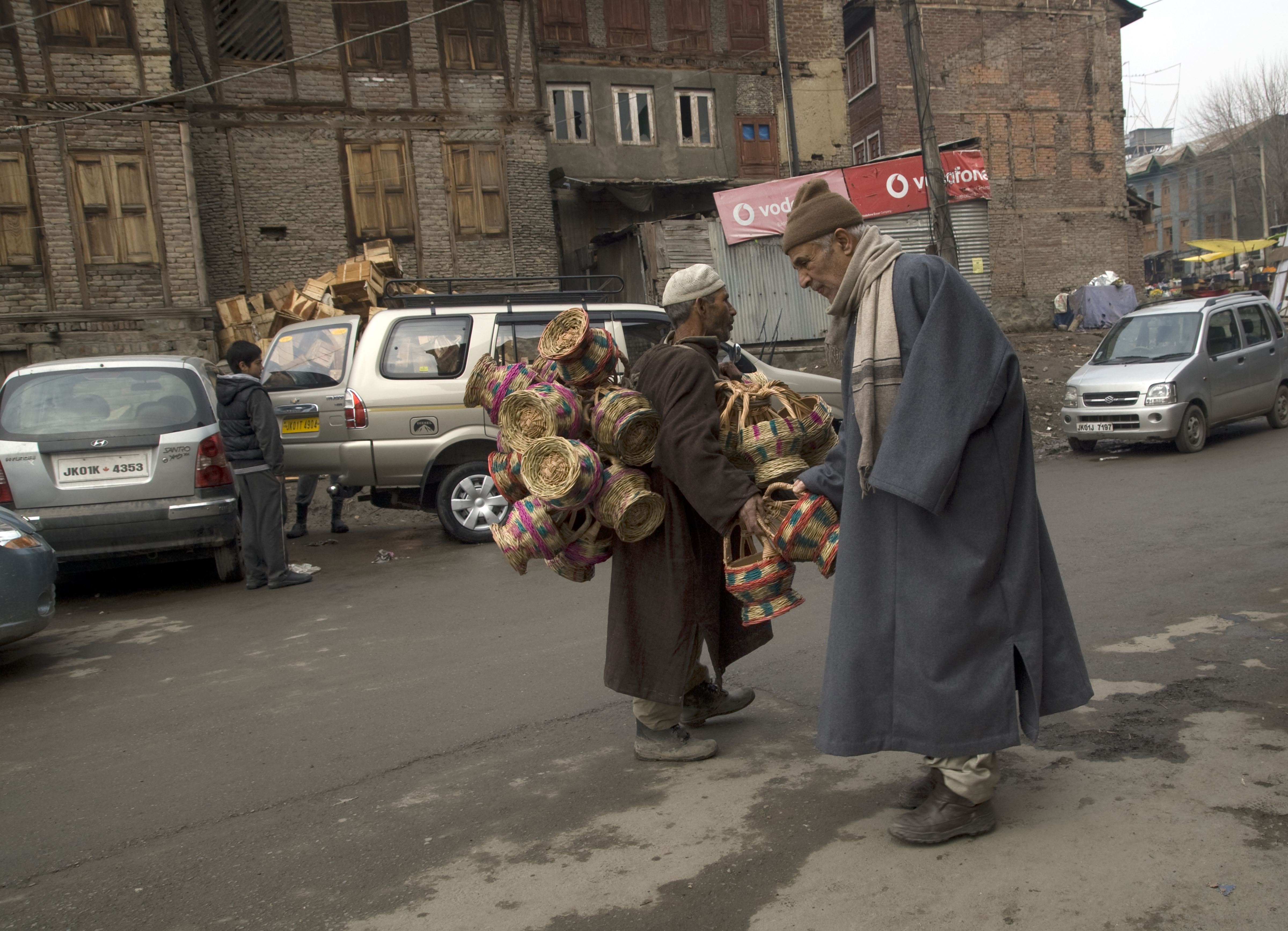 Ein älterer Kashmirer prüft die Qualität der angebotenen Kangdi. Foto: Sugato Mukherjee