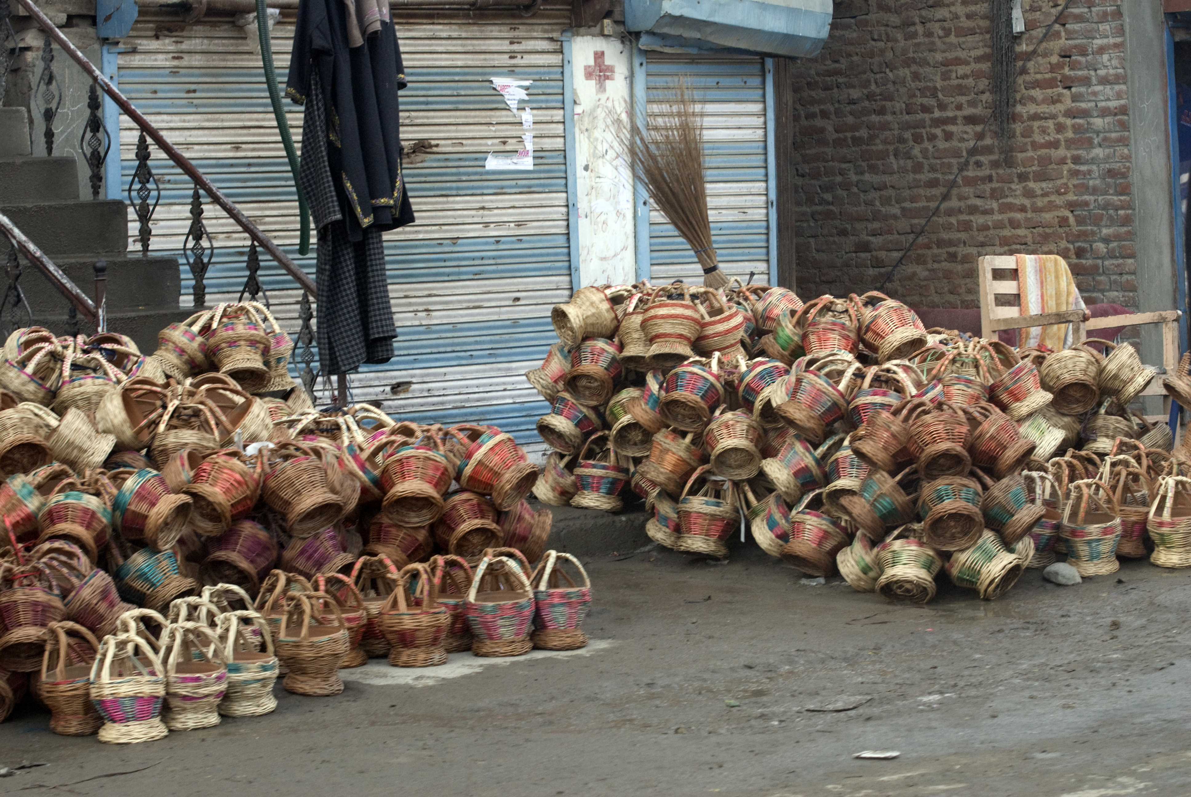 Kangdi stapeln sich vor einem Laden in der Innenstadt von Srinagar. Foto: Sugato Mukherjee