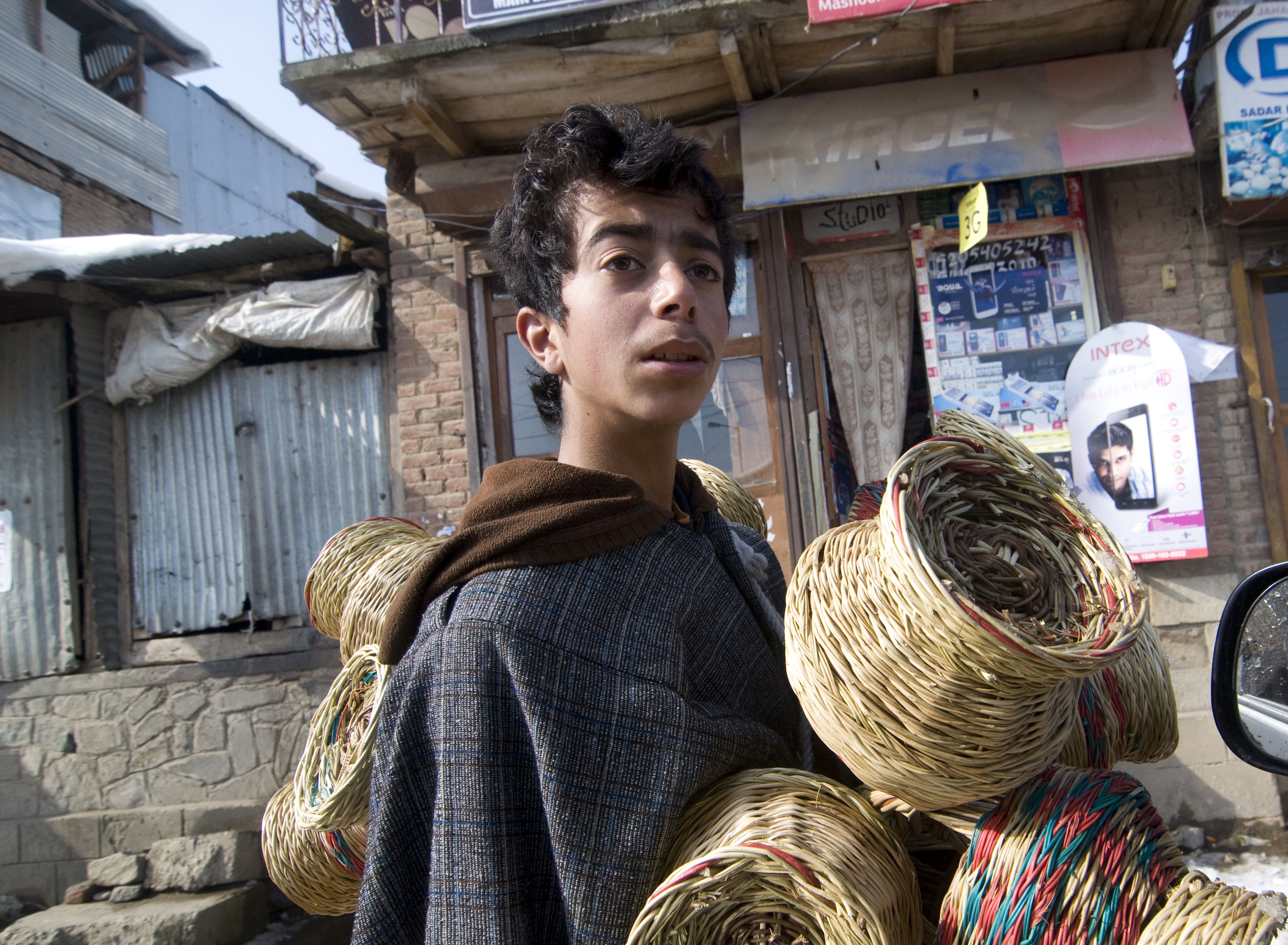 Der fünfzehnjährige Showkat Hussain verkauft Kangdi, während die Schule geschlossen bleibt. Foto: Sugato Mukherjee