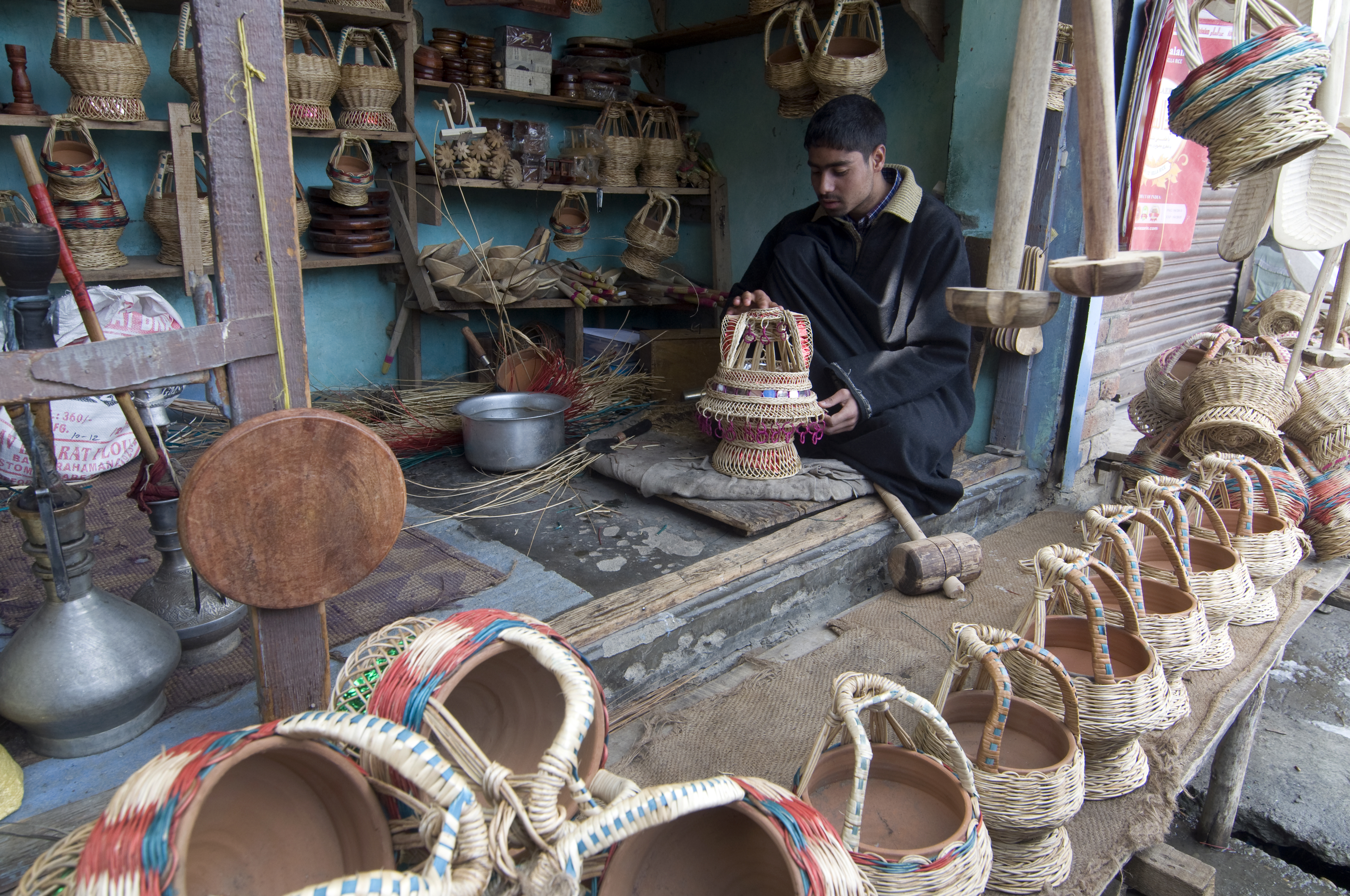 Kangdi-Verkäufer Mushtaq begutachtet einen dekorativen Kangdi. Foto: Sugato Mukherjee