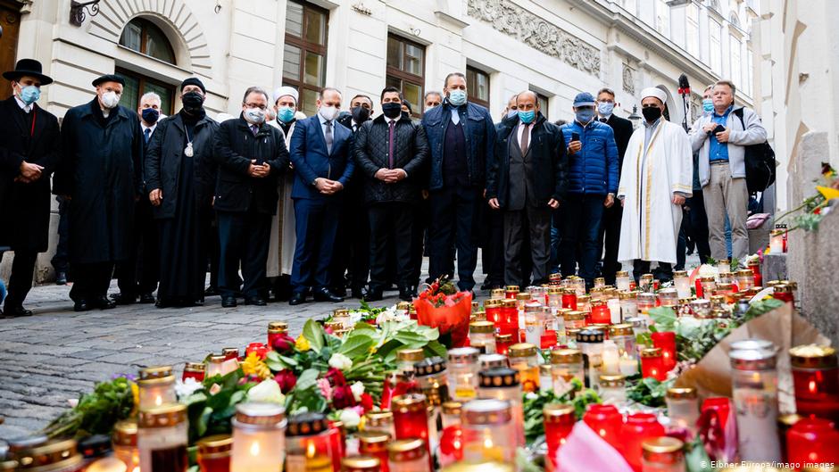 وقفة حزينة على ضحايا هجوم فيينا  في النمسا 02 / 11 / 2020. (photo: Eibner Europa/Imago Images)