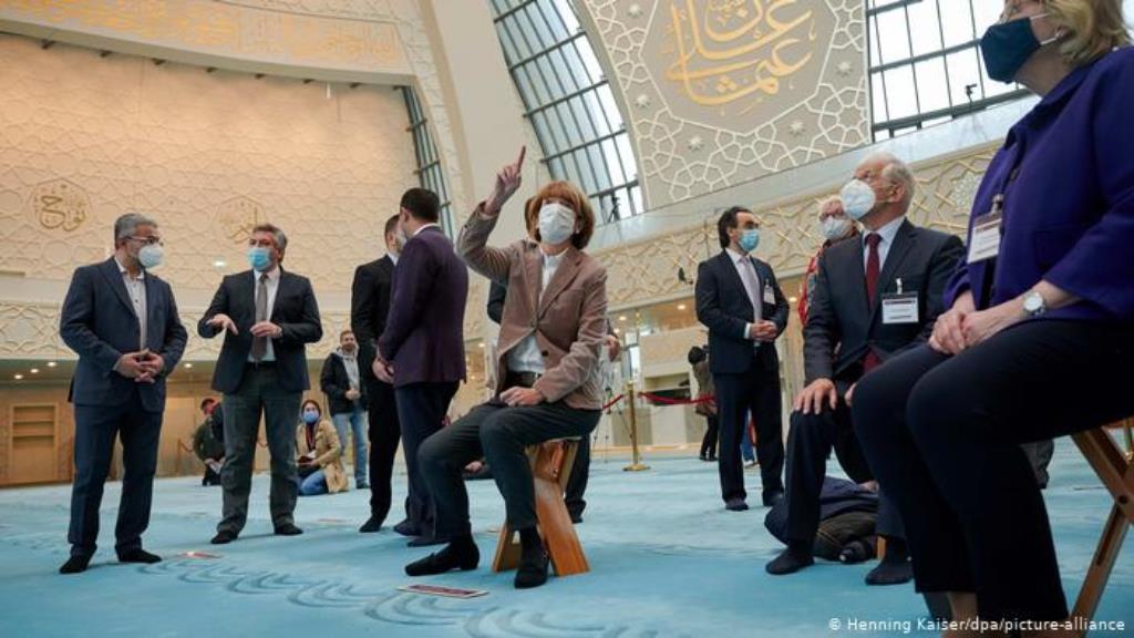 Kein Kulturkampf mit dem Islam: Nach den jüngsten islamistischen Attentaten warnt der Jüdische Weltkongress (WJC) Europa davor, sich einen Kulturkampf aufzwingen zu lassen.