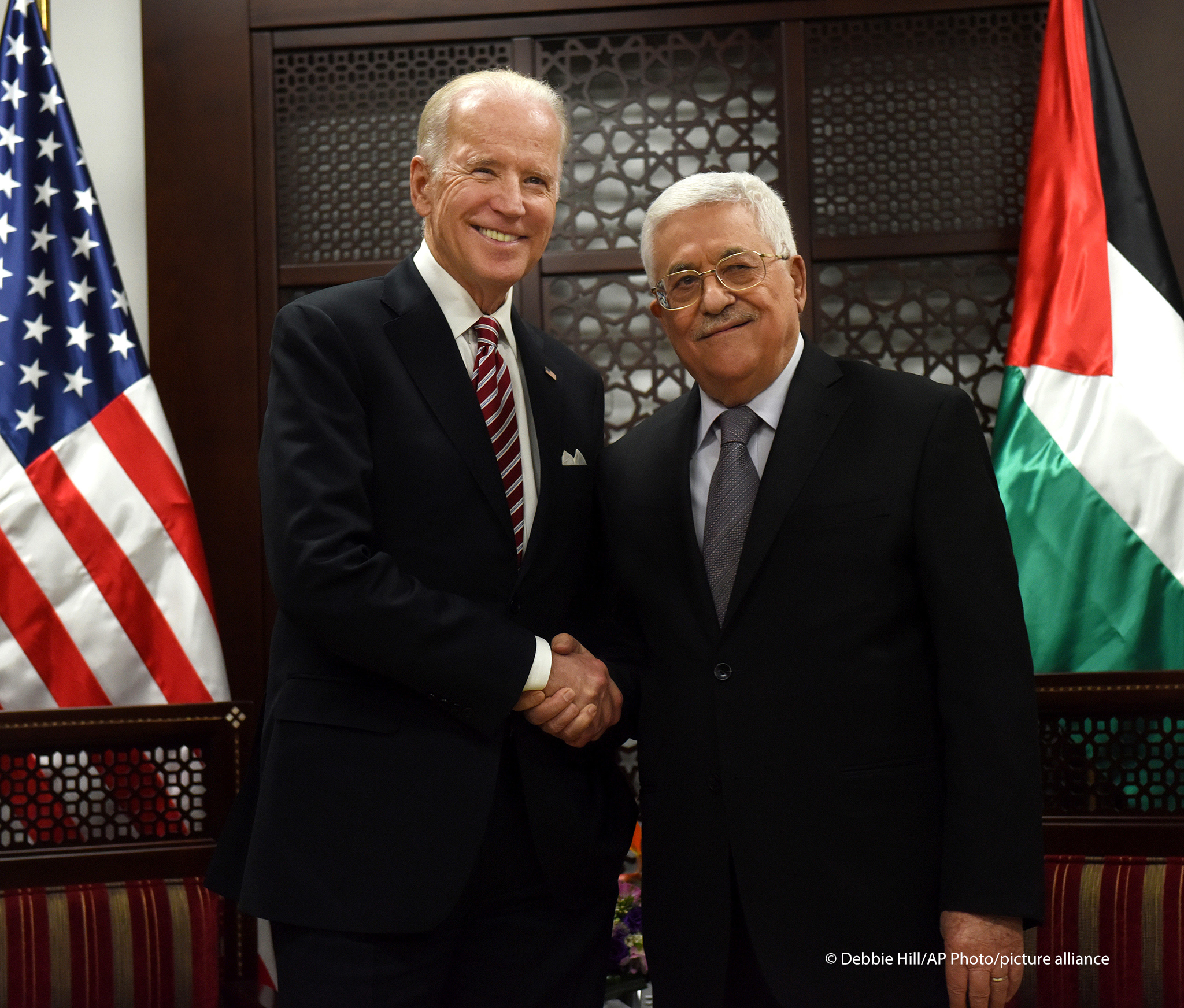 الرئيس الفلسطيني محمود عباس مع الرئيس الامريكي المنتخب جو بايدن في صورة من الأرشيف  (Credit: Debbie Hill/AP Photo/picture alliance ).