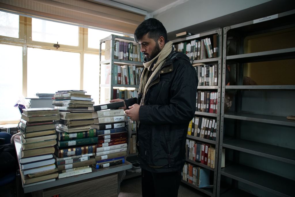 طالب جامعي في غرفة قراءة الأدب الفارسي بمكتبة مدينة كابول، إحدى المكتبات العامة القليلة في العاصمة الأفغانية. Foto: Marian Brehmer