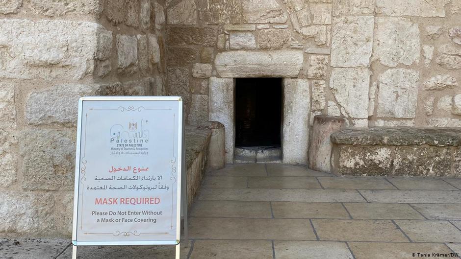 مدخل كنيسة المهد في بيت لحم ـ بسبب الجائحة تبقى الكنيسة خالية من الزوار - فلسطين - الضفة الغربية