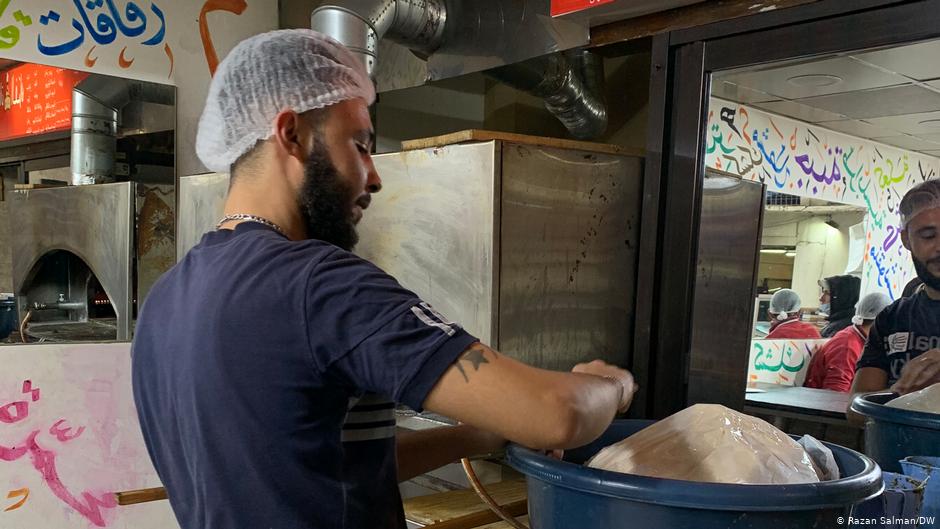 Employee at Mona Mallah's bakery in Beirut (photo: DW)