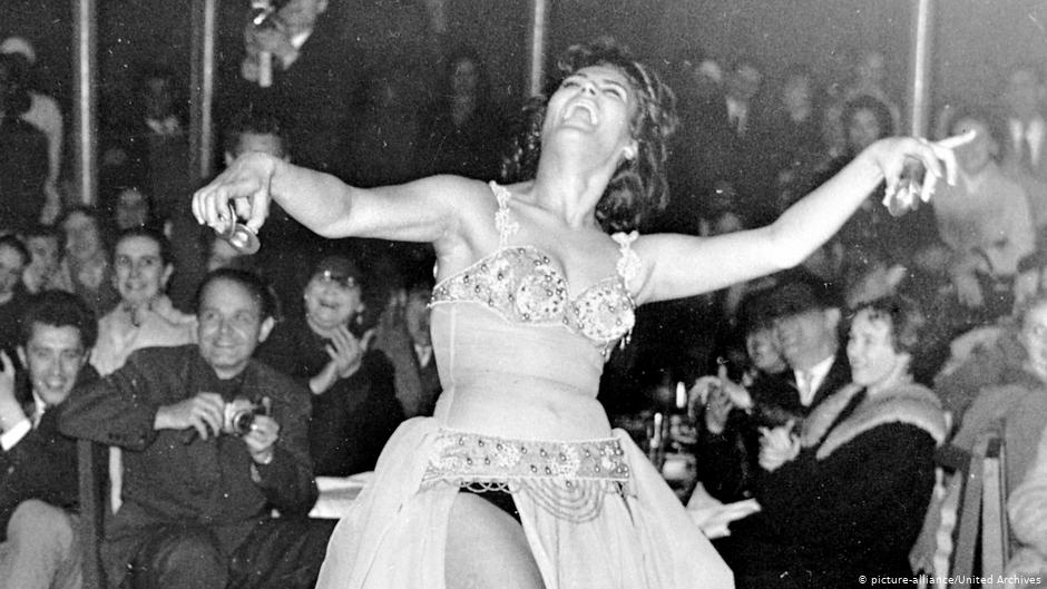 الراقصة المصرية الشهيرة نجوى فؤاد هام 1962 إحدى الراقصات البارزات اللاتي تعلمن فنون الرقص الشرقي وبرعن فيه.