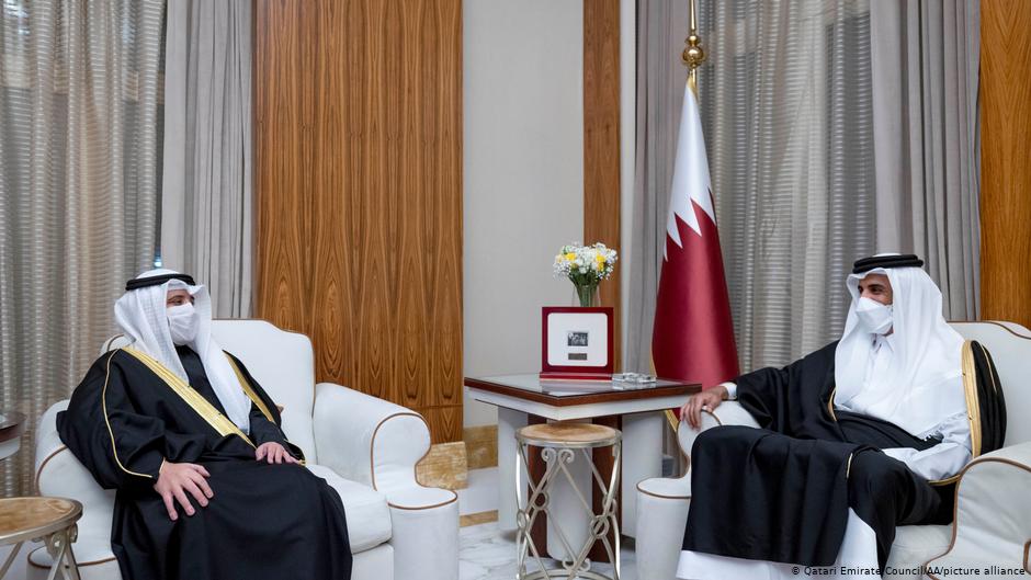 Scheichs Ahmad Nasser al-Sabah und Tamim bin Hamad al-Thani: Kuwait als Vermittler(Foto: Qatari Emirate Council /AA /picture alliance)