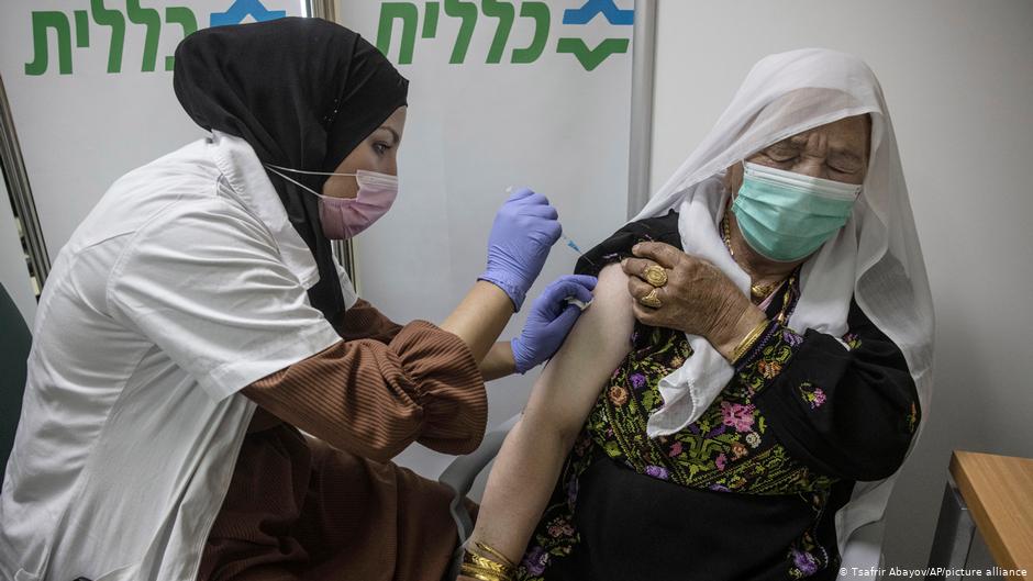 A woman receives the BioNTech-Pfizer COVID-19 vaccine in Beersheba, Israel (photo: Tsafrir Abayov/AP/picture-alliance)
