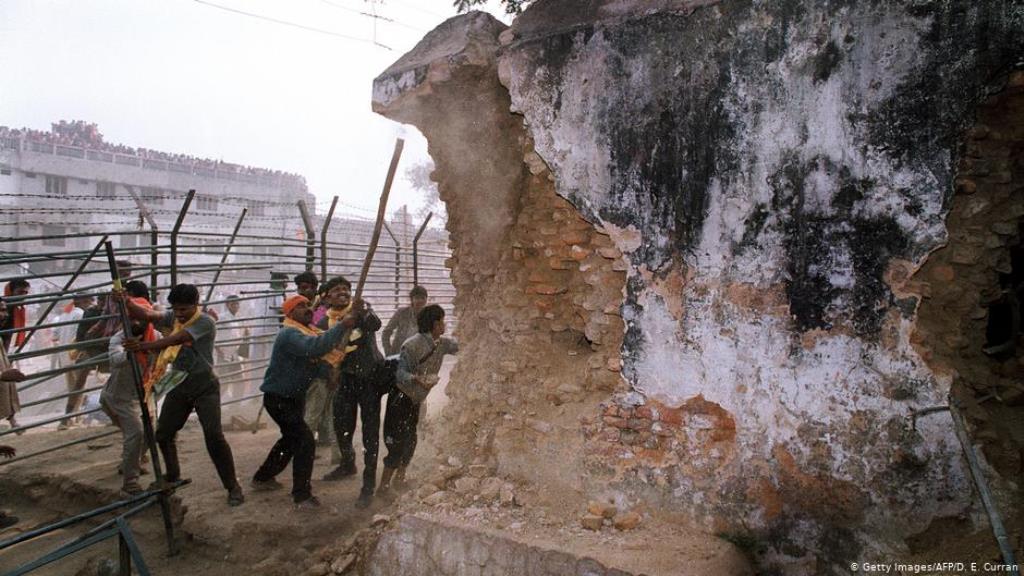 6. Dezember 1992: Radikale Hindus zerstören mit Eisenstangen die Wände der Babri-Moschee in Ayodhya (Foto: Getty Images/AFP/D. E. Curran)