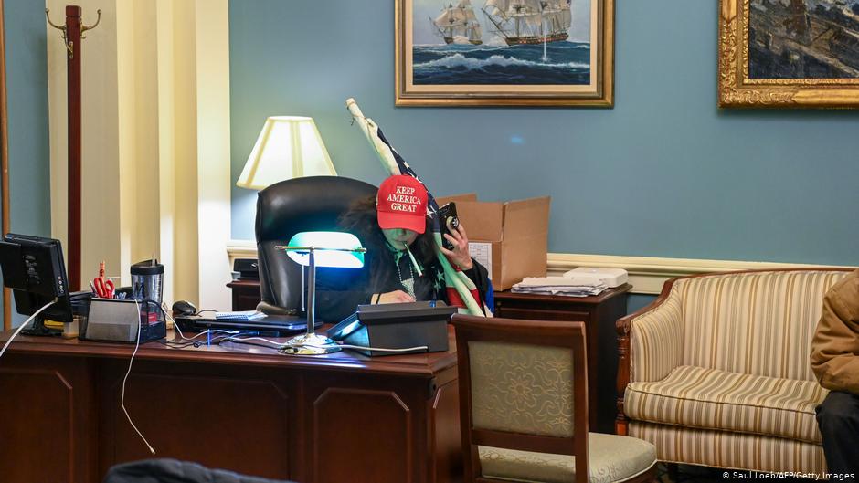 جلوس أميركي على كرسي رئيسة مجلس النواب الأميركي نانسي بيلوسي الخميس 07 / 01 / 2021