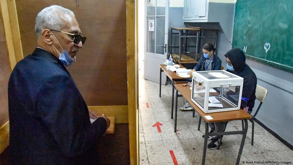 جانب من التصويت في الاستفتاء على دستور ما بعد رحيل بوتفليقة في الجزائر.  Foto: Ryad Kramdi/AFP/Getty Images