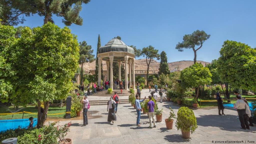 Hafez' mausoleum and gardens in Shiraz, Iran (photo: picture-alliance/dpa/R. J. Fusta)