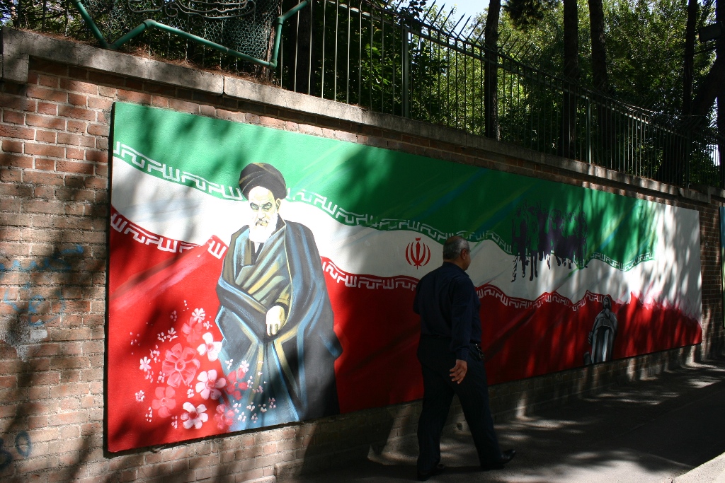 رسم غرافيتي - يظهر عليه العلم الإيراني وشكل الخميني - مناهضة للولايات المتَّحدة الأمريكية في طهران – إيران.