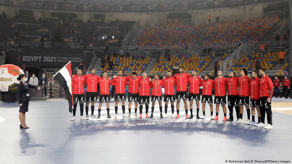 Egypt team poses before the opening match of the 2021 World Men's Handball Championship between Group G teams Egypt and Chile at the Cairo Stadium Sports Hall in the Egyptian capital on 13 January 2021 (photo: Getty Images/AFP/Pool/Mohamed Abd El Ghany)