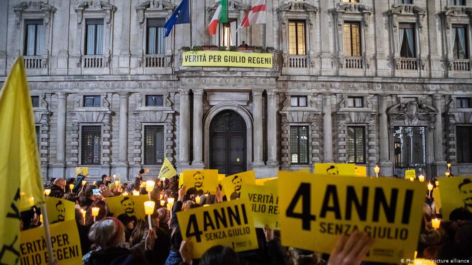 Menschen während einer Fackelmahnwache zum Gedenken an Giulio Regeni in Mailand, Italien, 25. Januar 2020. Foto: Photoshot/picture-alliance)