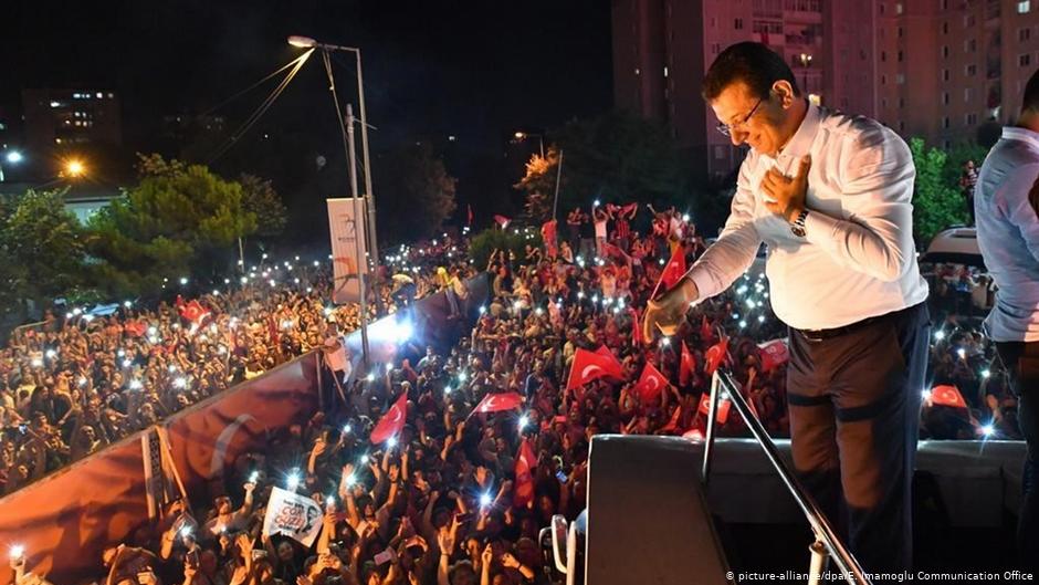 Bürgermeisterkandidat der CHP in Istanbul Ekrem Imamoglu grüßt die Menschen am Beylikduzu Cumhuriyet Platz, als inoffizielle Ergebnisse bei den Vorwahlen  zum Bürgermeisteramt in Istanbul bekannt werden, Türkei, 23. Juni 2019; Foto: picture-alliance/dpa/E. Imamoglu Communication Office