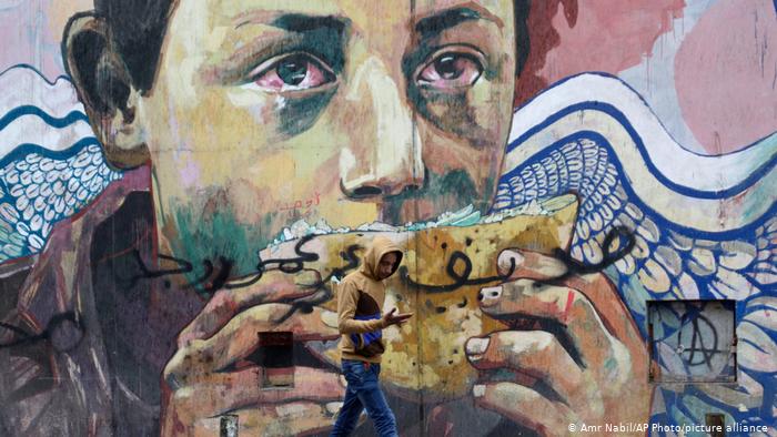 Painting of a boy holding a piece of bread (photo: picture-alliance/AP Photo/Amr Nabil)