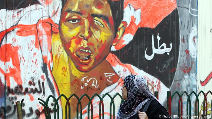 A street mural showing a wounded boy (photo: picture-alliance/dpa/Khaled Elfiqi) 