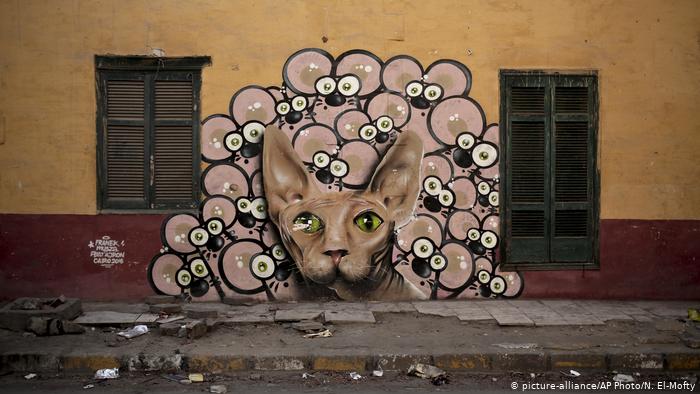 A mural showing the face of a cat with mice peeping from behind (photo: picture-alliance/AP Photo/N. El-Mofty)