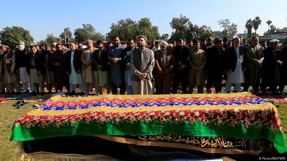 صلاة الجنازة على الإذاعيّة المعروفة، مَلالا مايوَاند (الصورة: پارويز/وكالة رويترز)  Foto: Parwiz/ Reuters