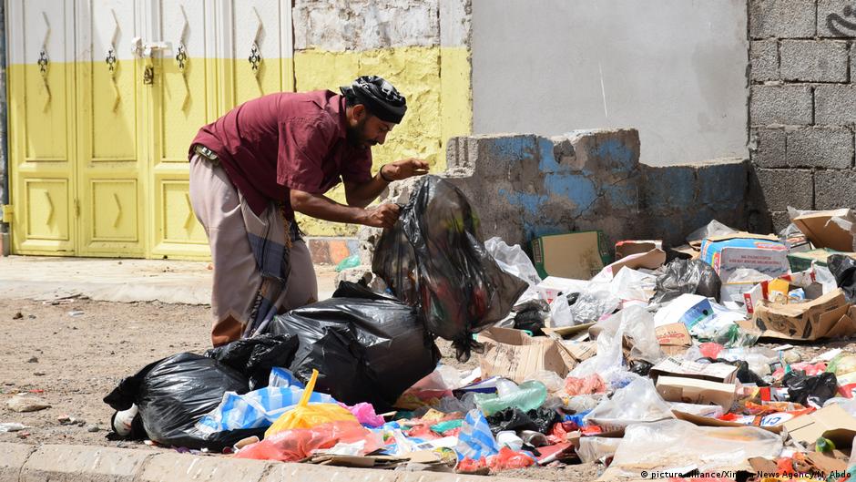 Leben in Armut: Ein Mann sucht in Aden im Müll nach Verwertbarem; Foto: picture-alliance/Xinhua News Agency/M.Abdo