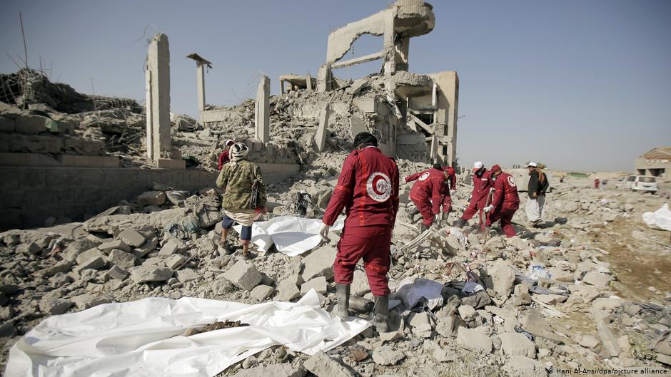 Nach einem Luftangriff der saudischen Militärkoalition bergen Helfer Tote aus den Trümmern eines Gefängnisses im Jemen; Foto: Hani Al-Ansi/dpa/picture-alliance