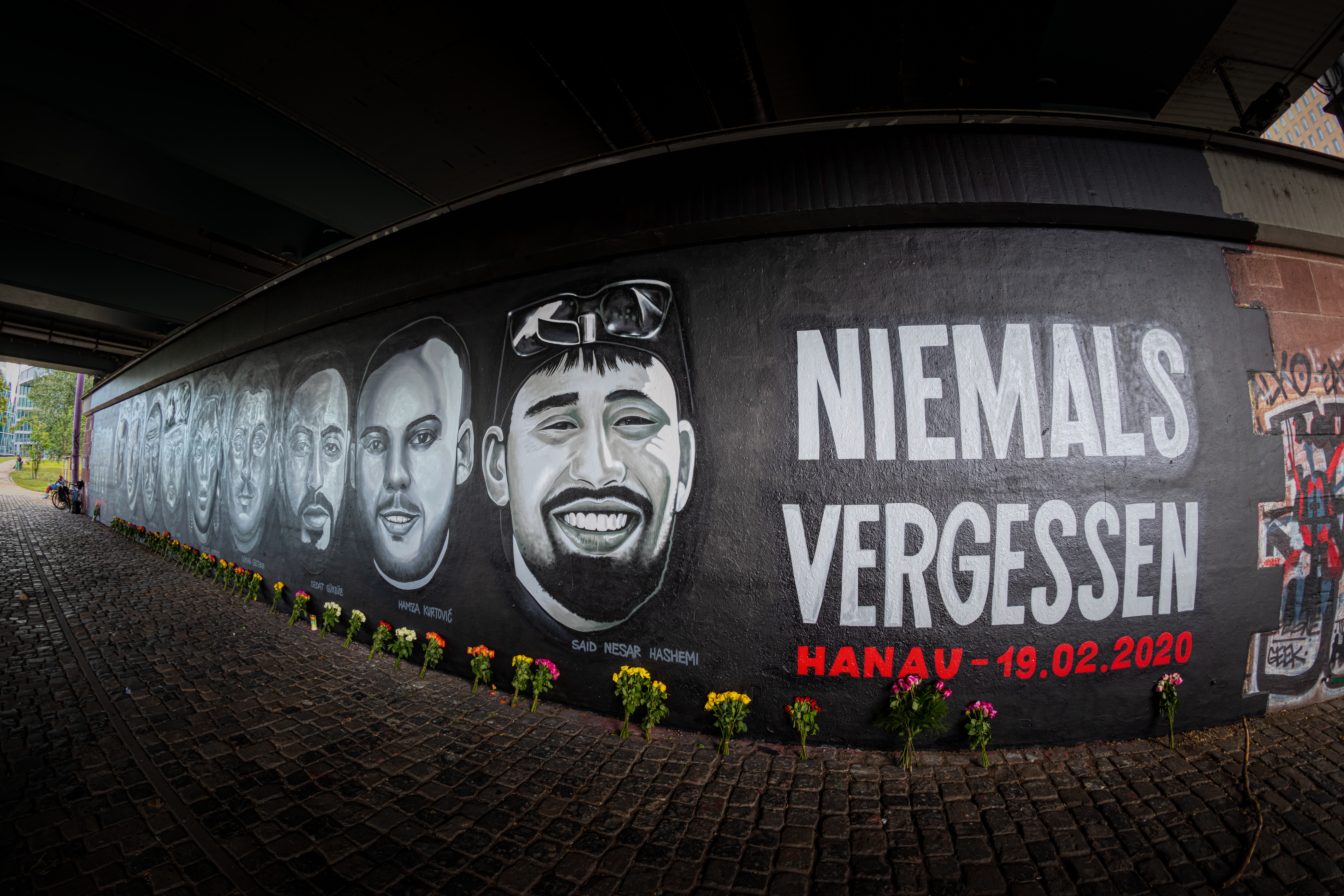 Rechtsterroristischer Anschlag in Hanau: Ein 27 Meter langes Graffito erinnert in Frankfurt/Main an die Opfer des Anschlags in Hanau am 19. Februar 2020. 