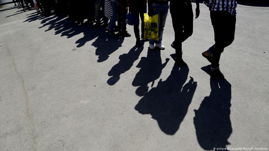 Migrants from Syria walk towards a refugee camp at Kokkinotrimithia, outside the capital Nicosia, in the eastern Mediterranean island of Cyprus, 10 September 2017 (photo: AP Photo/Petros Karadjias)