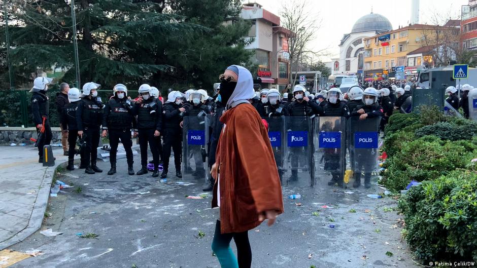  Polizei-Aufgebot vor der Bogazici-Uni; Foto: Fatima Celik/DW   