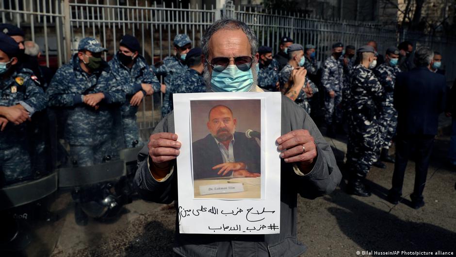 Hisbollah-Unterstützer hatten zuvor den Aktivisten bedroht; Foto: Bilal Hussein/AP Photo/picture-alliance