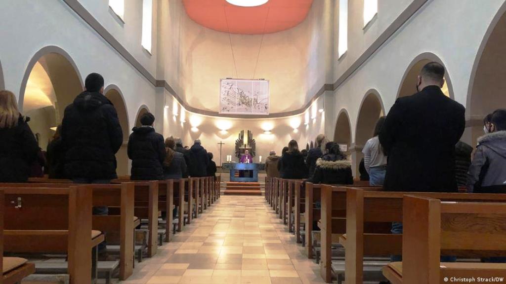 Erstmals besucht ein Papst den Irak. Doch Krieg und Terror haben die meisten Christen des Landes längst vertrieben. So verfolgen auch irakische Katholiken in Deutschland die Reise. Zwischen Hoffen und Bangen: