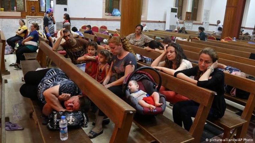 Displaced Christians fleeing Islamic State seek shelter in St. Joseph's Church, Irbil (photo: picture-alliance/AP Photo)