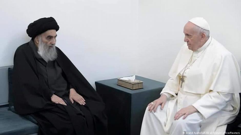 لقاء تاريخي جمع بين البابا فرنسيس وآية الله العظمى علي السيستاني في منزل هذا الأخير في العراق. Grand Ayatollah Ali al-Sistani Office