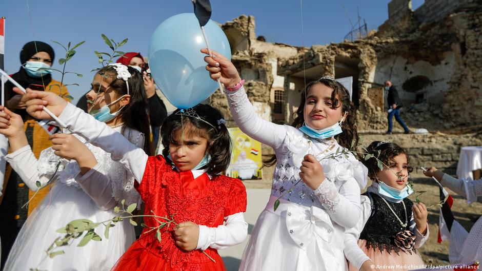أطفال يرحُّبون بالبابا فرنسيس أثناء زيارته إلى الموصل – العراق.  Foto: Andrew Medichini/AP/picture-alliance