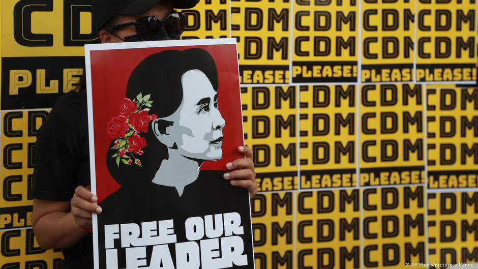 Ein Demonstrant hält ein Plakat mit dem Bild der gestürzten Führerin Aung San Suu Kyi während eines Anti-Coup-Protestes vor dem Hledan-Zentrum in Yangon, Myanmar, am 21.02.2021. Foto: AP Photo