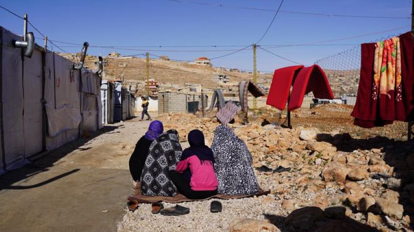 Frauen im Witwenlager in Arsal; Foto: Andrea Backhaus
