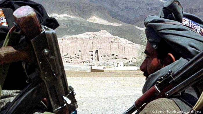 Zerstörung Buddha-Statuen in Bamiyan | Taliban Milizen vor zerstörter Buddha Statuen