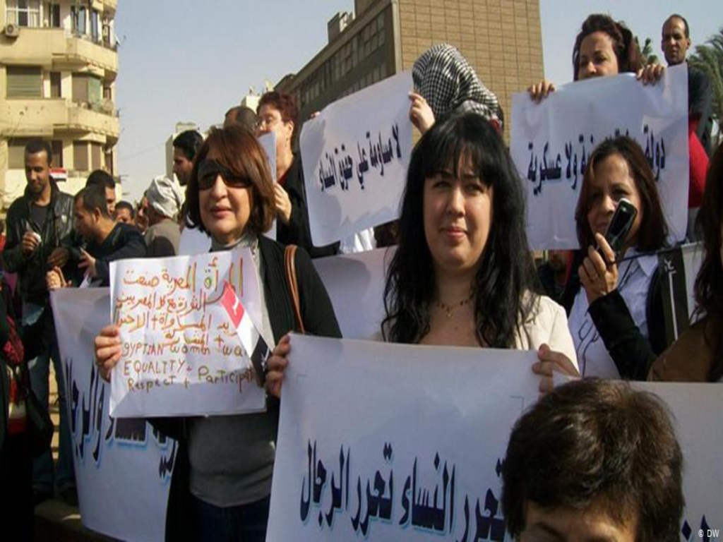 Demonstrierende Frauen in Kairo 2012; Foto: Ahmed Abo Elqasem/DW