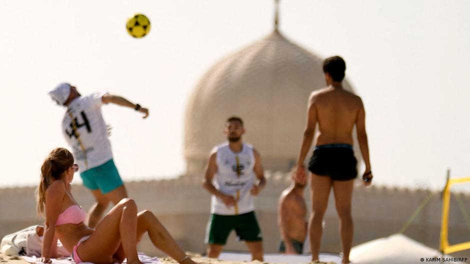Dubai tourists on the beach (photo: Karim Sahib/AFP)