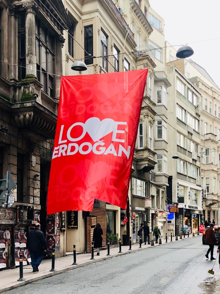 A "Love Erdogan" banner hangs above a street in Istanbul (photo: Marion Sendker)