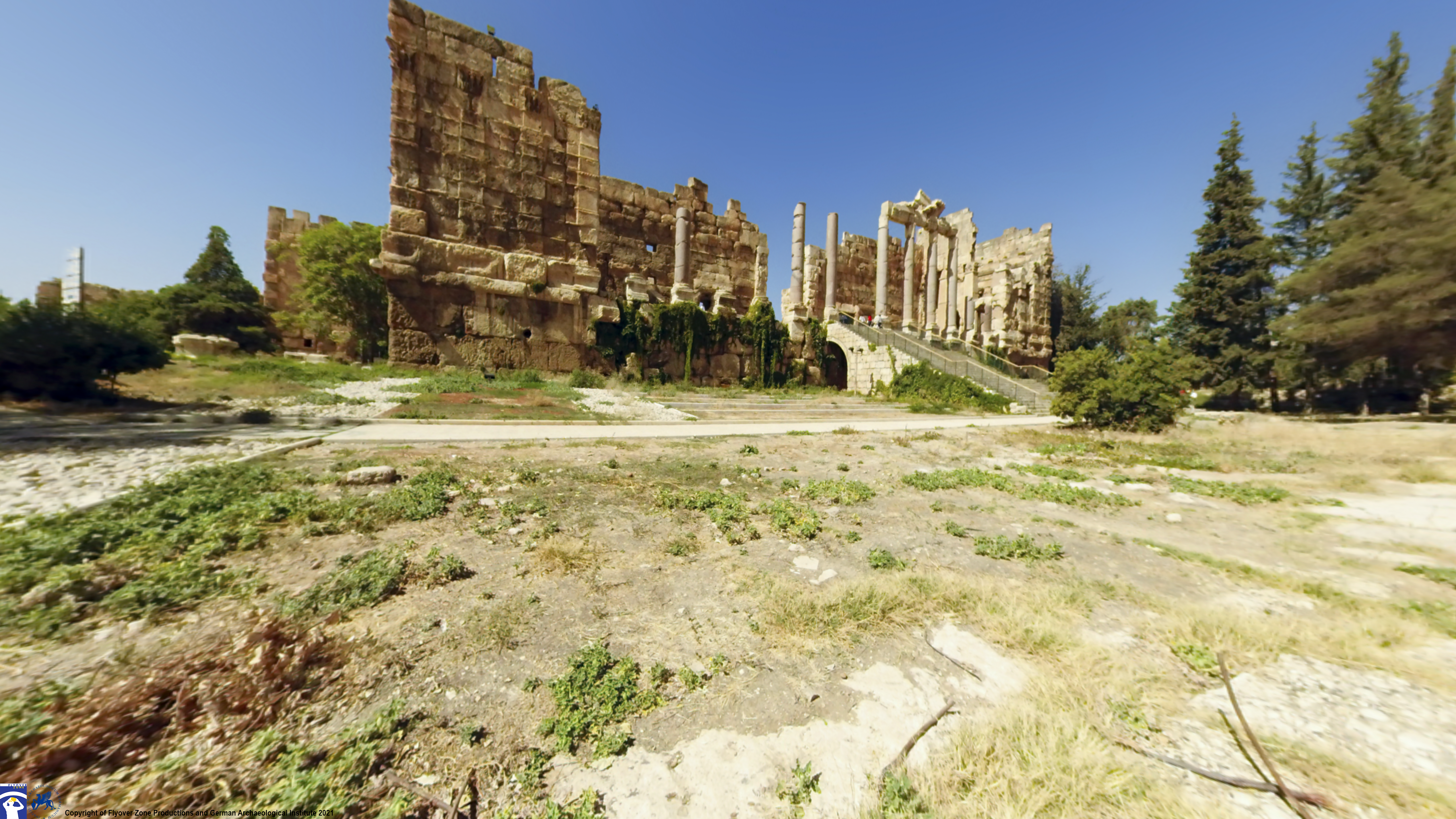 Die Propyläen, Eingangshalle des Heiligtums, Baalbek, Libanon. Foto: Flyover; Zone © Flyover Zone und Deutsches Archäologisches Institut.
