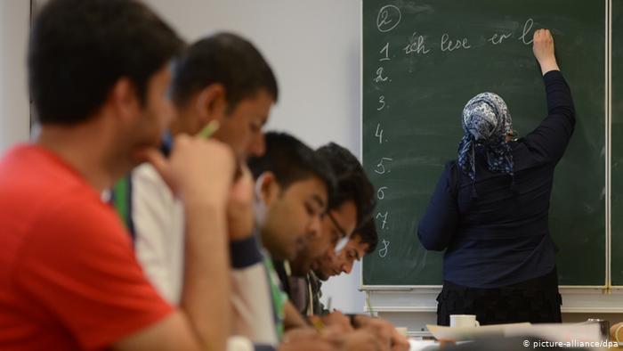 German course for asylum-seekers (photo: picture-alliance/dpa)