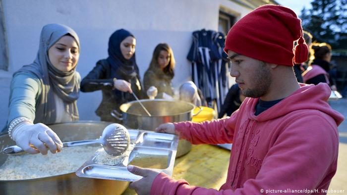 Muslimische Freiwillige in Österreich helfen Flüchtlingen. Foto: picture-alliance/dpa/H. Neubauer