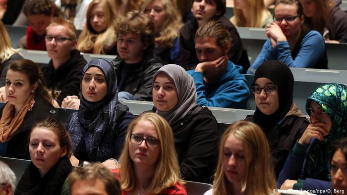 Muslimische Studenten in einem deutschen Hörsaal. Foto: picture-alliance/dpa/O. Berg