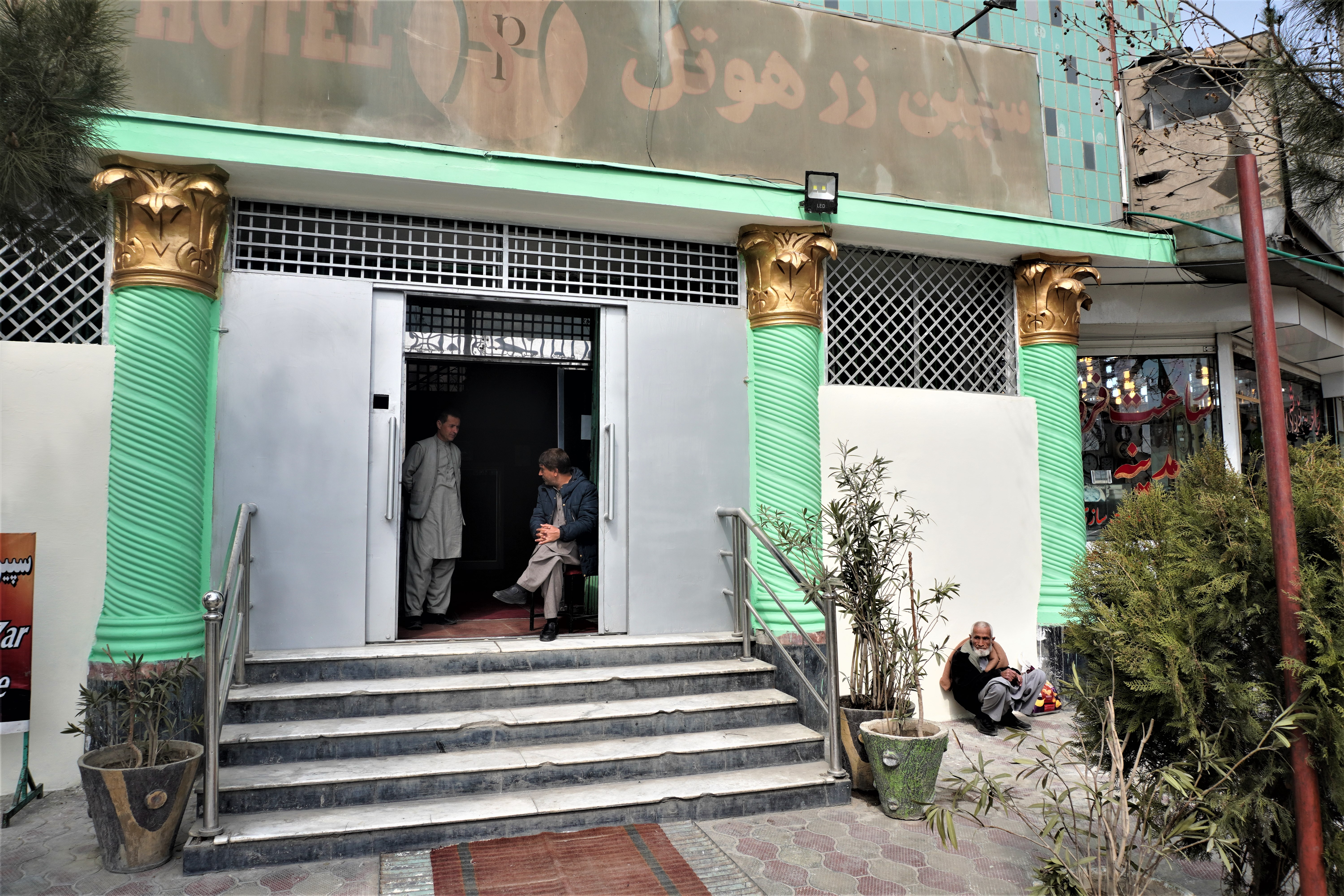 The entrance to Hotel Spinzar in downtown Kabul (photo: Emran Feroz)