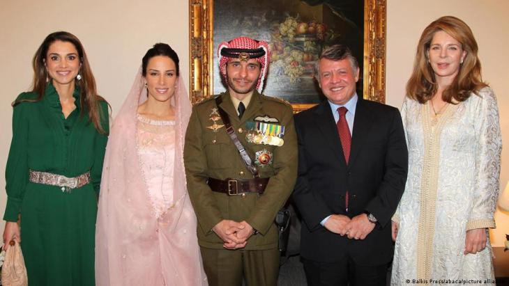 الملكة نور ، الملك عبد الله ، الأمير الحسين ، ... ، الملكة رانيا ، الأردن - الصورة من أرشيف عام 2012.  