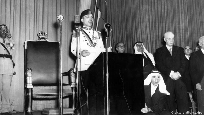 الصورة من افتتاح الملك الراحل حسين للبرلمان الأردني عام 1957.