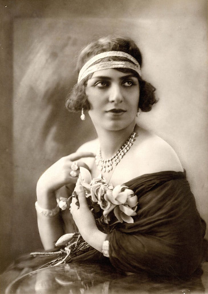 المغنية والمُمثلة المصريَّة منيرة المهديَّة (1885-1965)، في صورةٍ التُقِطَت لها في العشرينيات (الصورة: من أرشيف "أبوشادي"). (photo: courtesy of the Abushady Archive)