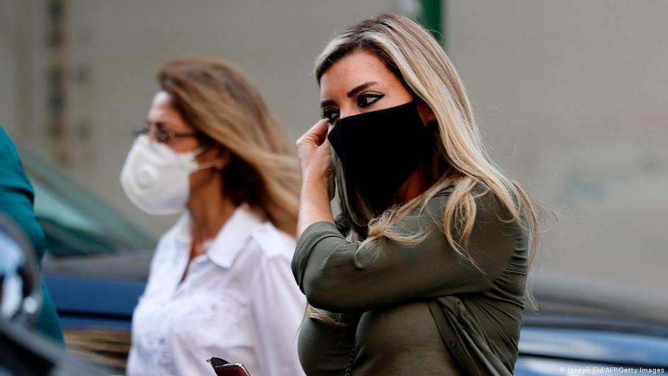 Libanesische Frauen tragen Masken in der Hauptstadt Beirut. Foto: Joseph Eid/AFP/Getty Images